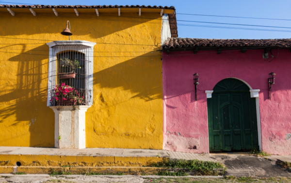 América Central, Dinamismo y vitalidad, El Salvador, Escapadas, Pasión por la naturaleza El Salvador; todo por descubrir Pequeño y desapercibido entre la multitud de países que se ubican en Centroamérica. Todo el mundo lo conoce, pero hasta ahora pocos se han atrevido a visitarlo. Acostado en las aguas del Pacífico, El Salvador es el nuevo destino por descubrir tras un cambio político y social sin precedentes para poner en valor toda la riqueza que esconde el país en sus pocos más de 21.000 kilómetros cuadrados. Un destino que guarda una historia y cultura milenaria, una naturaleza envidiable, una gastronomía jugosa y que será, sin duda, uno de los atractivos de las tierras que unen el norte y el sur del continente americano en los próximos años. Una sorpresa que, Cristina y Eduard, una pareja de viajeros experimentados, ya se han atrevido a visitar y nos cuentan su viaje en primera persona a una de las tierras más desconocidas del planeta. Bestours viajes - Bestours viajes - Experiencia en primera persona en El Salvador Un pasado difícil La experiencia rumbo a El Salvador fue todo un descubrimiento. Con un pasado marcado por la violencia tras la guerra civil y después el control del país por parte de “los maras” o las pandillas, poca gente conoce este pequeño destino –a excepción de los amantes del surf– que nos conquistó desde el primer momento. La violencia es casi inexistente y se ha convertido en el segundo país más seguro de todo el continente, algo que nos tranquilizó en el viaje y que se palpa en el día a día y sus calles. Un cambio radical que no ha dejado ni rastro de su pasado más oscuro. Tan seguro, que en nuestra estancia en el país no tuvimos que evitar ningún destino y que, dada su longitud, pudimos ver casi todo su territorio con un denominador común: en todas partes nos recibían con amabilidad y cortesía de poder enseñarnos sus riquezas naturales. Bestours viajes - que ver en tu viaje a El Salvador Tierra de volcanes Como su vecina Honduras o Guatemala, El Salvador es también un país lleno de cráteres y lava seca. Los tres volcanes más conocidos – Izalco, Cerro Verde y Santa Ana– son de una belleza espectacular, aunque cada uno tiene sus peculiaridades. Nosotros visitamos el Cerro Verde y es literalmente imposible pensar que detrás de toda esa vegetación verde y frondosa se esconde un volcán todavía activo. La excursión a la cima del Santa Ana es también otra de las más recomendables. Un largo ascenso pero que vale la pena para ver una imagen icónica y más propia de la fantasía: un cráter con un lago de aguas turquesas dentro de él. Una imagen inverosímil para un volcán que todavía está activo. Pasamos dos noches en el pueblo colonial Concepción de Ataco. Una pequeña localidad de un encanto increíble y que guarda las Termas de Santa Teresa. Un lugar de paz conformado por distintas piscinas naturales a diferentes temperaturas en las que pudimos relajarnos. Bestours viajes - barrios para visitar en El Salvador El viaje continuó hacia Suchitoto, otro de los pueblos coloniales del país. De camino, no nos perdimos algunos de los yacimientos y emblemas del país: Tazumal, San Andrés y la Joya de Cerén. Este último, es la zona arqueológica más importante de toda la Mesoamérica y es conocida como la Pompeya de América ya que tras la erupción del volcán Loma Caldera en 650d.C fue totalmente destruida y descubierta por casualidad en 1976. En Suchitoto, donde también pasamos dos noches, el ambiente maya se palpa en cada esquina. Las ruinas y el legado de sus antepasados se palpan en la decoración y la construcción del pueblo. Una zona de un valor histórico inconmensurable y que pone fin a la parte arqueológica del país. Bestours viajes - Qué ver en tu paso por Suchitoto, El Salvador Bestours viajes - que no puedes perderte en tu paso por EL Salvador contado en primera persona Legado moderno Una de nuestras inquietudes era conocer el cambio del país en estos últimos años y cómo la guerra civil, que empezó en 1980 y duró 12 años, había calado en el país y sus gentes. Nos dirigimos hacia la zona montañosa de Perquín, donde la guerrilla y el ejército tuvieron grandes enfrentamientos y que todavía perduran en la memoria de muchos. De hecho, el fin de la guerra fue en 1992 y tuvimos el honor de poder conversar con algunas de las personas que vivieron la tragedia en primera persona y que nos permitió entender cómo se vivió, por qué el país y sus costumbres son distintas y también la voluntad de la gente por cambiar. Hacia la costa De la historia y la naturaleza, pusimos rumbo hacia la costa del Pacífico. El Salvador es el único país que no tiene salida al Caribe, pero sus playas tienen poco que envidiar. El Golfo de Fonseca y las islas que lo rodean nos cautivaron. Aguas cálidas y turquesas con arena oscura y de una tranquilidad envidiable para disfrutar de unos días de paz frente al mar. Para concluir el viaje, quisimos conocer la capital, San Salvador. Desde la zona rosa, donde nos alojábamos, visitamos el centro histórico, al que realmente le hace falta una remodelación urgente, pero que mantiene su encanto y que nos dejó entrever la realidad de un país que poco a poco resurge de sus cenizas. Y, por último, realizamos una expedición express a la isla de Roatán. Un lujo para todos los sentidos, especialmente al ser temporada baja. Absolutamente, todas las playas, las más conocidas y también las vírgenes, eran para nosotros. El Salvador es pequeño, pero tiene tanto contenido como historia.